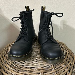 Dr. Martens SOFTY T 8 eye black leather boots
